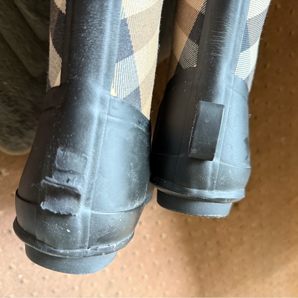 NIB BURBERRY Simeon Check Waterproof Rain Boots SZ 6.

1” heel

Pull-on - Picture 12 of 14